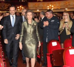 Su Majestad la Reina es recibida con aplausos, a su llegada al patio de butacas del Teatro Principal de Palma